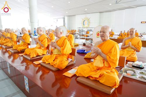 ภาพ No.263016:วันที่ 21 ตุลาคม พ.ศ. 2568 (วันพระ แรม 14 ค่ำ เดือน 11) พิธีบุพเปตพลี ครั้งที่ 171 ร่วมอุทิศบุญแด่หมู่ญาติที่ล่วงลับไปแล้ว และสืบทอดอายุพระพุทธศาสนา ณ หอฉันคุณยายอาจารย์ฯ วัดพระธรรมกาย