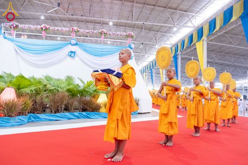 ภาพ No.237408:วันอาทิตย์ที่ 10 สิงหาคม พ.ศ.2568 พิธีมอบใบประกาศเกียรติคุณ โครงการสอบบาลี "ฉลองแชมป์" บูชาธรรม 80 ปี หลวงพ่อธัมมชโย ประจำปี 2568 และ พิธีมอบดวงแก้วสามเณรทรงบาลีไวยากรณ์ ณ สภาธรรมกายสากล วัดพระธรรมกาย ปทุมธานี