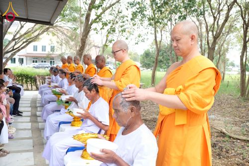 ภาพ No.277897:พิธีตัดปอยผมและปลงผมนาคธรรมทายาท พิธีขอขมาผู้ปกครอง ณ ศูนย์อบรมเยาวชนนครปฐม จ.นครปฐม และพิธีมอบบาตร ผ้าไตร นาคธรรมทายาท พิธีบรรพชา อุปสมบทหมู่ ณ วัดลาดหญ้าไทร จ.นครปฐม