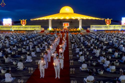 ภาพ No.253609:วันที่ 10 ตุลาคม พ.ศ. 2568 พิธีจุดประทีปบูชาพระผู้ปราบมาร, พิธีจุดประทีปบนพระมหาธรรมกายเจดีย์  20,000 ดวง เนื่องในวันคล้ายวันเกิดครบรอบ 141 ปี พระมงคลเทพมุนี (สด จนฺทสโร)