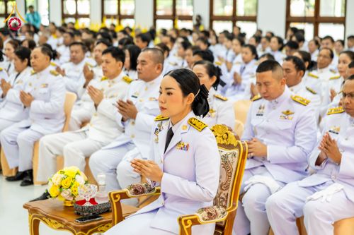 ภาพ No.179565:พิธีเจริญพระพุทธมนต์ พิธีทำบุญตักบาตรถวายพระราชกุศล และพิธีวางพานพุ่มดอกไม้ถวายราชสักการะ  แด่พระบาทสมเด็จพระบรมชนกาธิเบศร มหาภูมิพลอดุลยเดชมหาราช บรมนาถบพิตร เนื่องในวันคล้ายวันพระบรมราชสมภพ วันชาติ และวันพ่อแห่งชาติ วันพฤหัสบดีที่ 5 ธันวาคม พ.ศ. 2567 ณ
