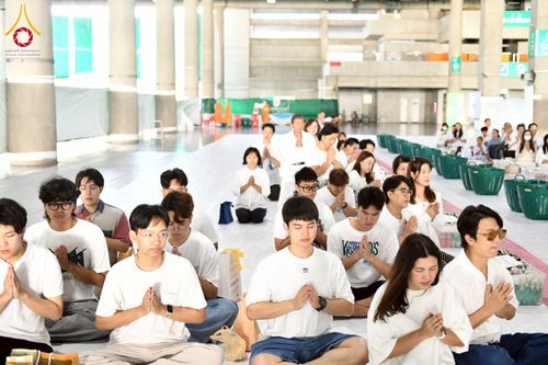 ภาพ No.256635:วันที่ 11 ตุลาคม พ.ศ. 2568 พิธีตักบาตรฉลองพระใหม่  โครงการอุปสมบทบูชาธรรม 141 ปี  พระมงคลเทพมุนี (สด จนฺทโร) ผู้ค้นพบวิชชาธรรมกาย ณ มหาวิหารคด 9 วัดพระธรรมกาย