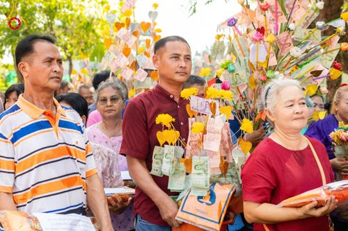 ภาพ No.171675:พิธีทอดกฐิน ณ วัดมหาโพธิ์ จ.ลพบุรี ในโครงการกฐินสามัคคีทั่วไทย 30,000 วัด บูชาธรรม 80 ปี หลวงพ่อธัมมชโย โดยคณะศิษยานุศิษย์วัดพระธรรมกาย วันที่ 27 ตุลาคม พ.ศ. 2567