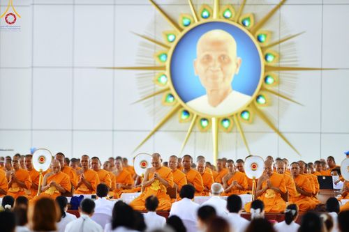 ภาพ No.205650:พิธีสวดพระพุทธมนต์ และถวายภัตตาหารเมนูสวรรค์แด่พระภิกษุ สามเณร วันจันทร์ที่ 3 กุมภาพันธ์ พ.ศ. 2568 ณ หอฉันคุณยายอาจารย์ฯ วัดพระธรรมกาย