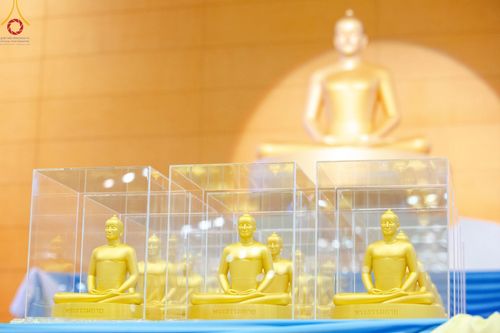 ภาพ No.159445:สัมมนาพิเศษและพิธีมอบองค์พระธรรมกาย 2,000 องค์ ณ ห้องแก้วสารพัดนึก 1 วัดพระธรรมกาย วันอาทิตย์ต้นเดือนที่ 6 ตุลาคม พ.ศ. 2567