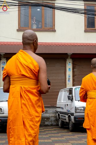 ภาพ No.317175:วันจันทร์ที่ 30 มีนาคม พ.ศ.2569 จาริกบิณฑบาตสยมภูนาทสู่พระราชวังหนุมานโดกา ประเทศเนปาล