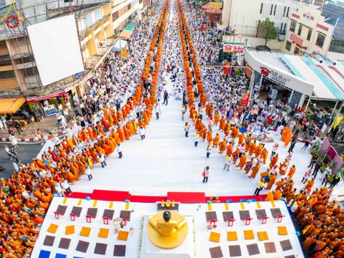 ภาพ No.343193:วันอาทิตย์ที่ 16 สิงหาคม พ.ศ.2569 พิธีตักบาตรพระ 10,000 รูป นานาชาติ ปีที่ 23 คณะสงฆ์ 4 ประเทศ 14 จังหวัดภาคใต้ น้อมถวายเป็นพุทธบูชา ทำบุญเพื่อแม่- พ่อ ณ ถนนนิพัทธ์อุทิศ 3 อ.หาดใหญ่ จ.สงขลา