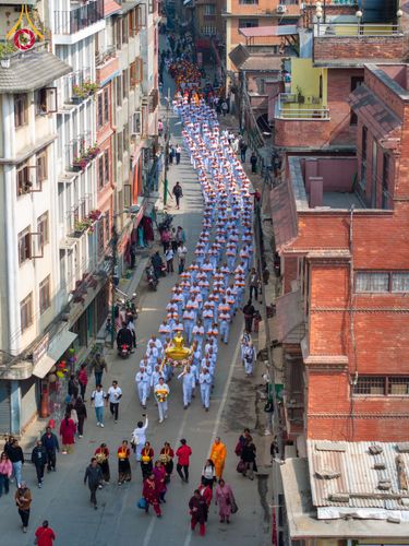 ภาพ No.129933:พิธีตัดปอยผมและแห่นาคธรรมทายาท ในโครงการบรรพชา 1,250 รูป ณ แดนประสูติ สวนลุมพินี ประเทศเนปาล วันที่ 2 มีนาคม พ.ศ. 2567