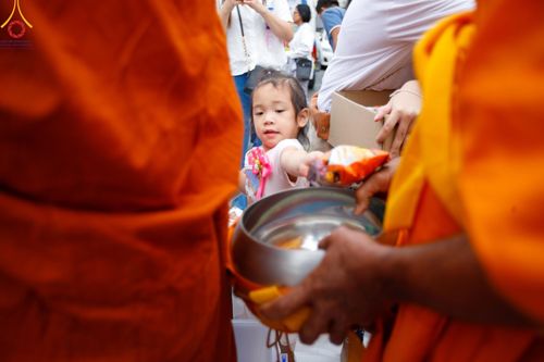 ภาพ No.126263:พิธีทำบุญเมืองนครราชสีมา ฉลอง 556 ปี ตักบาตรพระ 10,000 รูป ในวันเสาร์ที่ 2 มีนาคม พ.ศ.2567 ณ อนุสาวรีย์ท้าวสุรนารี จ.นครราชสีมา จัดโดย คณะสงฆ์จังหวัดนครราชสีมา ร่วมกับสำนักงานจังหวัดนครราชสีมา