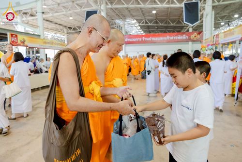 ภาพ No.273083:วันอาทิตย์ที่ 23 พฤศจิกายน พ.ศ.2568 พิธีมุทิตาสักการะ พระมหาเถระและพระเถระ ประจำปีพุทธศักราช 2568 ณ ห้องแก้วสารพัดนึก 2 สภาธรรมกายสากล  วัดพระธรรมกาย