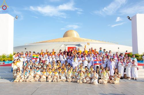 ภาพ No.187957:พิธีตักบาตรฉลองพระใหม่ ต้อนรับพุทธศักราช 2568 ณ ลานธรรมพระมหาธรรมกายเจดีย์ วัดพระธรรมกาย จ.ปทุมธานี วันที่ 1 มกราคม พ.ศ. 2568