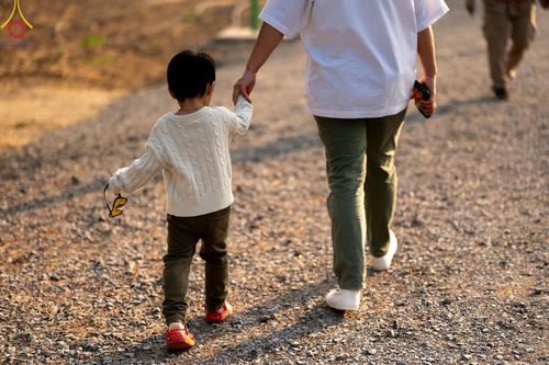 ภาพ No.201249:พิธีตักบาตรพระธรรมยาตรา ณ อนุสรณ์สถานลำดับที่ 5 สถานที่เผยแผ่วิชชาธรรมกายครั้งแรก อนุสรณ์สถานบางปลา วัดบางปลา อำเภอบางเลน จังหวัดนครปฐม ในโครงการธรรมยาตรา กตัญญูบูชา มหาปูชนียาจารย์ พระมงคลเทพมุนี(สด จนฺทสโร) พระผู้ปราบมาร อนุสรณ์สถาน 7 แห่ง ปีที่ 13