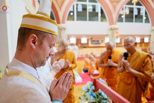ภาพ No.142793:พิธีพัทธสีมา ประดิษฐานลูกนิมิตมหาสมบัติ สถาปนาอุโบสถวัดพระธรรมกายลอนดอน บูชาธรรม 80 ปี หลวงพ่อธัมมชโย วันเสาร์ที่ 22 มิถุนายน พ.ศ. 2567