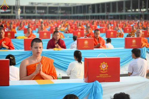 ภาพ No.221782:วันอังคารที่ 22 เมษายน พ.ศ. 2568 ภาพพิธีถวายมหาสังฆทานคณะสงฆ์ 40,000 กว่าวัดทั่วประเทศ เนื่องในวันคุ้มครองโลก ชุดที่ 2 (ปลื้มให้สมการรอคอย) ณ ลานธรรมพระมหาธรรมกายเจดีย์ วัดพระธรรมกาย