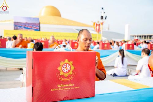 ภาพ No.221783:วันอังคารที่ 22 เมษายน พ.ศ. 2568 ภาพพิธีถวายมหาสังฆทานคณะสงฆ์ 40,000 กว่าวัดทั่วประเทศ เนื่องในวันคุ้มครองโลก ชุดที่ 2 (ปลื้มให้สมการรอคอย) ณ ลานธรรมพระมหาธรรมกายเจดีย์ วัดพระธรรมกาย