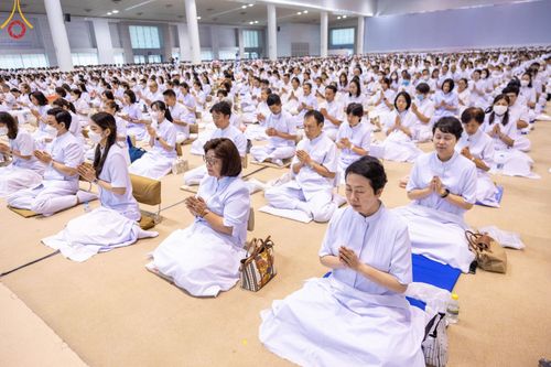 ภาพ No.139288:พิธีตักบาตร , พิธีบูชาข้าวพระ ณ ห้องแก้วสารพัด 1 สภาธรรมกายสากล วัดพระธรรมกาย วันอาทิตย์ต้นเดือนที่ 2 มิถุนายน พ.ศ. 2567