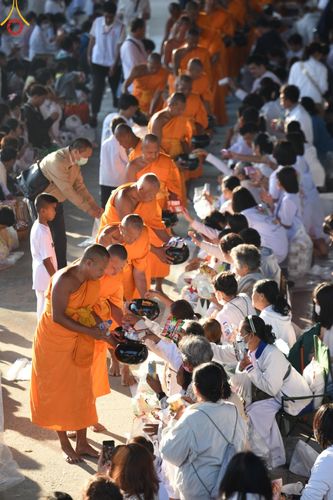 ภาพ No.197861:พิธีตักบาตรพระธรรมยาตรา ณ อนุสรณ์สถานลำดับที่ 4 สถานที่เกิดด้วยกายธรรม วัดโบสถ์(บน) ต.บางคูเวียง จ.นนทบุรี ในโครงการธรรมยาตรา กตัญญูบูชา มหาปูชนียาจารย์ พระมงคลเทพมุนี(สด จนฺทสโร) พระผู้ปราบมาร อนุสรณ์สถาน 7 แห่ง ปีที่ 13 วันที่ 19 มกราคม พ.ศ. 2568