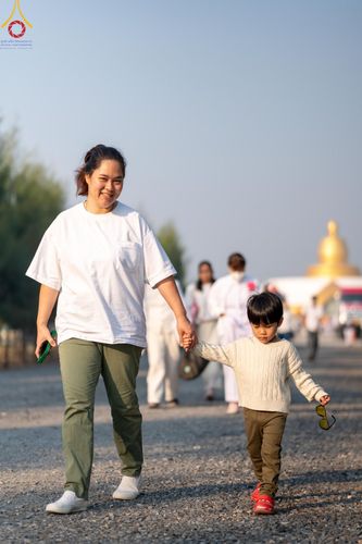 ภาพ No.201250:พิธีตักบาตรพระธรรมยาตรา ณ อนุสรณ์สถานลำดับที่ 5 สถานที่เผยแผ่วิชชาธรรมกายครั้งแรก อนุสรณ์สถานบางปลา วัดบางปลา อำเภอบางเลน จังหวัดนครปฐม ในโครงการธรรมยาตรา กตัญญูบูชา มหาปูชนียาจารย์ พระมงคลเทพมุนี(สด จนฺทสโร) พระผู้ปราบมาร อนุสรณ์สถาน 7 แห่ง ปีที่ 13