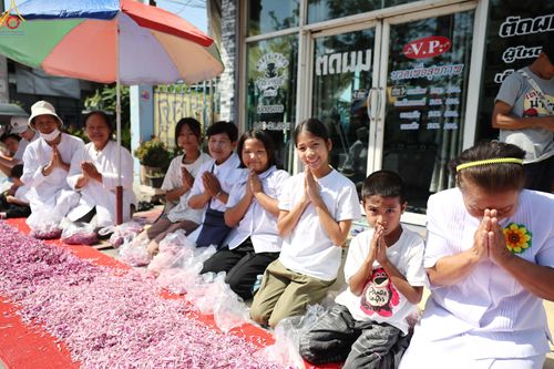 ภาพ No.304058:วันที่ 25 มกราคม พ.ศ. 2569 พิธีต้อนรับพระธรรมยาตรา  รร.สามัคคีราษฏร์บำรุง-วัดพระธรรมกาย ในโครงการธรรมยาตรา กตัญญูบูชา มหาปูชนียาจารย์ พระมงคลเทพมุนี(สด จนฺทสโร) พระผู้ปราบมาร อนุสรณ์สถาน 7 แห่ง ปีที่ 14