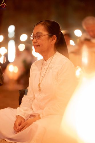 ภาพ No.290203:วันที่ 6 มกราคม พ.ศ. 2569 พิธีจุดประทีปถวายเป็นพุทธบูชา และบูชาธรรมมหาปูชนียาจารย์ (ภาพชุดที่ 2) ณ อนุสรณ์สถานมหาวิหารพระมงคลเทพมุนี (โลตัสแลนด์) อ.สองพี่น้อง จ.สุพรรณบุรี ในโครงการธรรมยาตรา กตัญญูบูชา มหาปูชนียาจารย์ พระมงคลเทพมุนี(สด จนฺทสโร) พระผู้ปรา