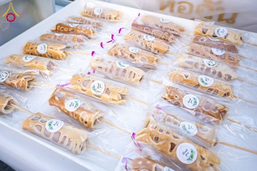 ภาพ No.288146:วันที่ 4 มกราคม พ.ศ. 2569 พิธีถวายภัตตาหารเป็นสังฆทาน แด่พระธรรมยาตรา ในโครงการธรรมยาตรา กตัญญูบูชา มหาปูชนียาจารย์ พระมงคลเทพมุนี(สด จนฺทสโร) พระผู้ปราบมาร อนุสรณ์สถาน 7 แห่ง ปีที่ 14 ณ อนุสรณ์สถานมหาวิหารพระมงคลเทพมุนี (โลตัสแลนด์) อ.สองพี่น้อง จ.สุพรร