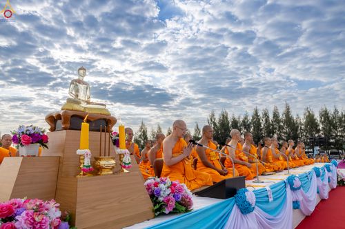 ภาพ No.302569:วันที่ 24 มกราคม พ.ศ. 2569 พิธีตักบาตรพระธรรมยาตรา(ภาพชุดที่ 2) ณ อนุสรณ์สถานลำดับที่ 5 สถานที่เผยแผ่วิชชาธรรมกายครั้งแรก อนุสรณ์สถานบางปลา วัดบางปลา อำเภอบางเลน จังหวัดนครปฐม ในโครงการธรรมยาตรา กตัญญูบูชา มหาปูชนียาจารย์ พระมงคลเทพมุนี(สด จนฺทสโร) พระผู