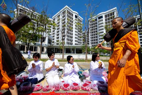 ภาพ No.304552:วันที่ 25 มกราคม พ.ศ. 2569 พิธีต้อนรับพระธรรมยาตรา (ภาพชุดที่ 2) รร.สามัคคีราษฏร์บำรุง-วัดพระธรรมกาย ในโครงการธรรมยาตรา กตัญญูบูชา มหาปูชนียาจารย์ พระมงคลเทพมุนี(สด จนฺทสโร) พระผู้ปราบมาร อนุสรณ์สถาน 7 แห่ง ปีที่ 14