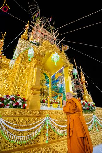 ภาพ No.90513:พิธีอัญเชิญพระบรมสารีริกธาตุประดิษฐาน ณ เจดีย์ศรีสองรัก วัดเก่าเขาน้อย อ.ปากน้ำปราณ จ.ประจวบคีรีขันธ์ วันที่ 3 ตุลาคม พ. ศ. 2566