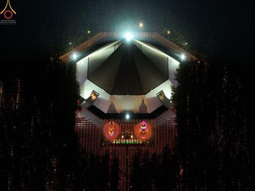 ภาพ No.69379:พิธีจุดประทีปถวายเป็นพุทธบูชา และบูชาธรรมมหาปูชนียาจารย์ ในโครงการธรรมยาตรากตัญญูบูชา มหาปูชนียาจารย์ พระมงคลเทพมุนี(สด จนฺทสโร) พระผู้ปราบมาร ปีที่ 11 ณ อนุสรณ์สถานมหาวิหารพระมงคลเทพมุนี อ.สองพี่น้อง จ.สุพรรณบุรี