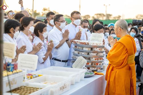 ภาพ No.74654:พิธีถวายภัตตาหารเป็นสังฆทาน แด่คณะพระธรรมยาตราฯ ในโครงการธรรมยาตรากตัญญูบูชา มหาปูชนียาจารย์ พระมงคลเทพมุนี(สด จนฺทสโร) พระผู้ปราบมาร อนุสรณ์สถาน 7 แห่ง ปีที่ 11 วันที่ 28 มกราคม พ.ศ. 2566