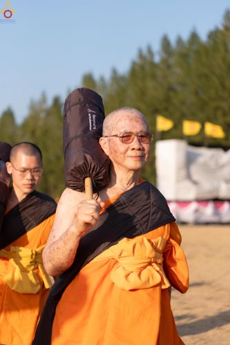 ภาพ No.290492:วันที่ 7 มกราคม พ.ศ. 2569 พิธีต้อนรับพระธรรมยาตรา ณ อนุสรณ์สถานลำดับที่ 2  สถานที่ตั้งมโนปณิธานบวชตลอดชีวิต อนุสรณ์สถานคลองบางนางแท่น (ภาพชุดที่ 2) อ.สามพราน จ.นครปฐม ในโครงการธรรมยาตรา กตัญญูบูชา มหาปูชนียาจารย์ พระมงคลเทพมุนี(สด จนฺทสโร) พระผู้ปราบมาร 