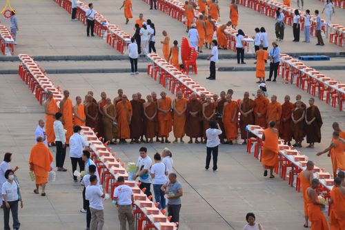 ภาพ No.323138:วันที่ 19 เมษายน พ.ศ.2569 การเรียงกล่องไทยธรรม , เตรียมงานจราจร เพื่องานถวายมหาสังฆทาน 40,000 กว่าวัดทั่วประเทศ วันคุ้มครองโลก 22 เมษายน พ.ศ.2569 วัดพระธรรมกาย