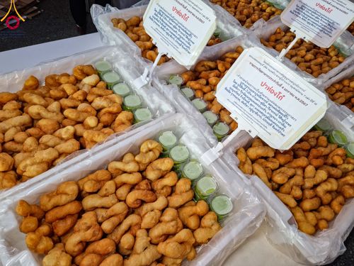 ภาพ No.106075:พิธีถวายภัตตาหารเป็นสังฆทาน แด่คณะพระธรรมยาตราฯ ในโครงการธรรมยาตรากตัญญูบูชา มหาปูชนียาจารย์ พระมงคลเทพมุนี(สด จนฺทสโร) พระผู้ปราบมาร อนุสรณ์สถาน 7 แห่ง ปีที่ 12 วันที่ 3 มกราคม พ.ศ. 2567 ณ อนุสรณ์สถานโลตัสแลนด์ จ.สุพรรณบุรี