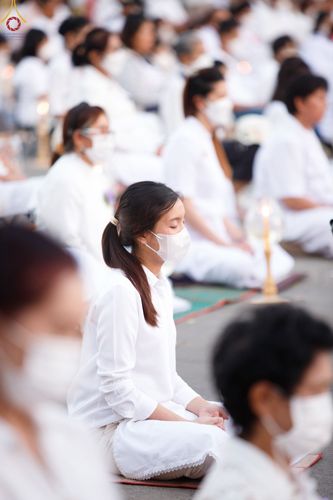 ภาพ No.73435:พิธีจุดประทีปถวายเป็นพุทธบูชา และบูชาธรรมมหาปูชนียาจารย์ ในโครงการธรรมยาตรากตัญญูบูชา มหาปูชนียาจารย์ พระมงคลเทพมุนี(สด จนฺทสโร) พระผู้ปราบมาร ปีที่ 11 ณ อนุสรณ์สถานลำดับที่ 4 สถานที่เกิดด้วยกายธรรม วัดโบสถ์ (บน) บางคูเวียง อ.บางกรวย จ.นนทบุรี วันที่ 21 