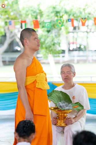ภาพ No.338320:วันอาทิตย์ที่ 5 กรกฎาคม พศ.2569 พิธีตัดปอยผมธรรมทายาทนานาชาติ IDOP รุ่นที่ 21 จากประเทศจีน มาเลเซีย สิงคโปร์ และไต้หวัน ณ โถงช้าง วัดพระธรรมกาย
