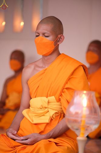 ภาพ No.73292:พิธีจุดประทีปถวายเป็นพุทธบูชา และบูชาธรรมมหาปูชนียาจารย์ ในโครงการธรรมยาตรากตัญญูบูชา มหาปูชนียาจารย์ พระมงคลเทพมุนี(สด จนฺทสโร) พระผู้ปราบมาร ปีที่ 11 ณ อนุสรณ์สถานลำดับที่ 4 สถานที่เกิดด้วยกายธรรม วัดโบสถ์ (บน) บางคูเวียง อ.บางกรวย จ.นนทบุรี วันที่ 21 