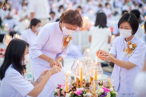 ภาพ No.71920:พิธีจุดประทีปถวายเป็นพุทธบูชา และบูชาธรรมมหาปูชนียาจารย์ ในโครงการธรรมยาตรากตัญญูบูชา มหาปูชนียาจารย์ พระมงคลเทพมุนี(สด จนฺทสโร) พระผู้ปราบมาร ปีที่ 11 ณ อนุสรณ์สถานลำดับที่ 3 สถานที่เกิดใหม่ในเพศสมณะ วัดสองพี่น้อง อ.สองพี่น้อง จ.สุพรรณบุรี วันที่ 17 มกร