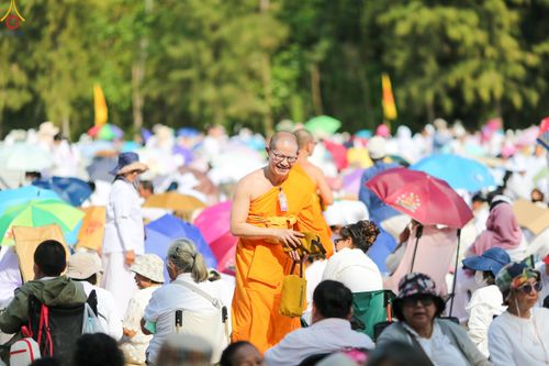 ภาพ No.300615:ภาพเบื้องหลังอาสาสมัครรวมใจ ชุดที่ 3 ในโครงการธรรมยาตรา กตัญญูบูชา มหาปูชนียาจารย์ พระมงคลเทพมุนี(สด จนฺทสโร) พระผู้ปราบมาร อนุสรณ์สถาน 7 แห่ง ปีที่ 14