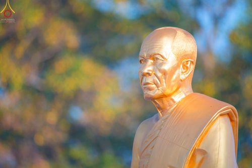 ภาพ No.70573:พิธีตักบาตรพระธรรมยาตราฯ ในโครงการธรรมยาตรากตัญญูบูชา มหาปูชนียาจารย์ พระมงคลเทพมุนี(สด จนฺทสโร) พระผู้ปราบมาร ปีที่ 11 ณ อนุสรณ์สถานลำดับที่ 2 สถานที่ตั้งมโนปณิธานบวชตลอดชีวิต อนุสรณ์สถานคลองบางนางแท่น อ.สามพราน จ.นครปฐม วันที่ 14 มกราคม พ.ศ. 2566