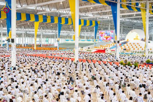 ภาพ No.318363:วันอาทิตย์ต้นเดือนที่ 5 เมษายน พ.ศ.2569 พิธีบูชาข้าวพระ ณ สภาธรรมกายสากล วัดพระธรรมกาย