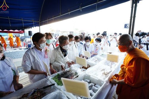 ภาพ No.73911:พิธีถวายภัตตาหารเป็นสังฆทาน แด่คณะพระธรรมยาตราฯ ในโครงการธรรมยาตรากตัญญูบูชา มหาปูชนียาจารย์ พระมงคลเทพมุนี(สด จนฺทสโร) พระผู้ปราบมาร อนุสรณ์สถาน 7 แห่ง ปีที่ 11 วันที่ 23 มกราคม พ.ศ. 2566