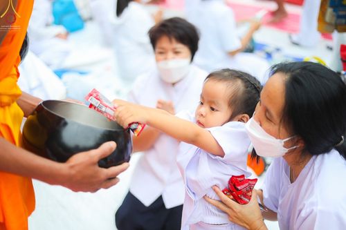 ภาพ No.69636:พิธีตักบาตรพระธรรมยาตราฯ ในโครงการธรรมยาตรากตัญญูบูชา มหาปูชนียาจารย์ พระมงคลเทพมุนี(สด จนฺทสโร) พระผู้ปราบมาร ปีที่ 11 ณ อนุสรณ์สถานลำดับที่ 1 สถานที่เกิดด้วยรูปกายเนื้อ อนุสรณ์สถานมหาวิหารพระมงคลเทพมุนี อ.สองพี่น้อง จ.สุพรรณบุรี