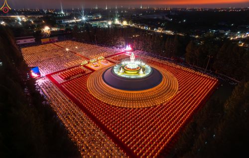 ภาพ No.292163:วันที่ 10 มกราคม พ.ศ. 2569 พิธีจุดประทีปถวายเป็นพุทธบูชา และบูชาธรรมมหาปูชนียาจารย์  ณ อนุสรณ์สถานคลองบางนางแท่น อ.สามพราน จ.นครปฐม ในโครงการธรรมยาตรา กตัญญูบูชา มหาปูชนียาจารย์ พระมงคลเทพมุนี(สด จนฺทสโร) พระผู้ปราบมาร อนุสรณ์สถาน 7 แห่ง ปีที่ 14