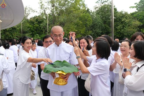 ภาพ No.330202:วันที่ 30 พฤษภาคม พ.ศ.2569 พิธีตัดปอยผมและปลงผม อุบาสกอุปสมบทอุทิศชีวิต 11 ท่าน ณ โบสถ์พระไตรปิฎก วัดพระธรรมกาย จังหวัดปทุมธานี