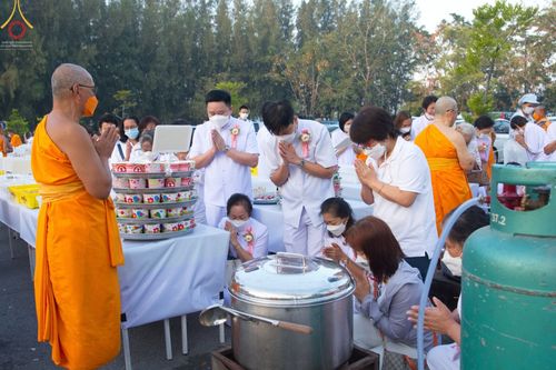 ภาพ No.71488:พิธีถวายภัตตาหารเป็นสังฆทาน แด่คณะพระธรรมยาตราฯ ในโครงการธรรมยาตรากตัญญูบูชา มหาปูชนียาจารย์ พระมงคลเทพมุนี(สด จนฺทสโร) พระผู้ปราบมาร อนุสรณ์สถาน 7 แห่ง ปีที่ 11 วันที่ 16 มกราคม พ.ศ. 2566