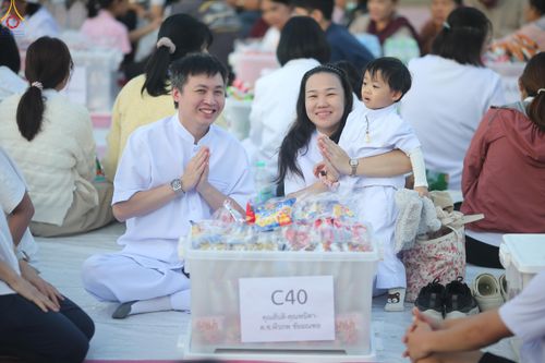 ภาพ No.284199:วันเสาร์ที่ 20 ธันวาคม พ.ศ.2568  พิธีตักบาตรพระ 10,000 รูป เนื่องในโอกาส 194 ปี จังหวัดกาญจนบุรี และอุทิศส่วนกุศลให้แด่บรรพชนทั้งหลาย บริเวณถนนสองแคว (Skywalk) เมืองกาญจนบุรี