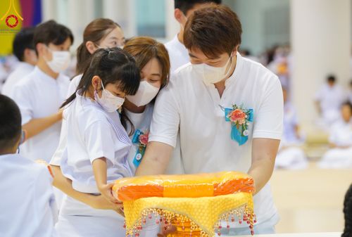 ภาพ No.92298:พิธีทอดกฐินธรรมชัยเพื่อสร้างอาคาร 115 ปี คุณยายอาจารย์มหารัตนอุบาสิกาจันทร์ ขนนกยูง อาทิตย์ต้นเดือนที่ 5 พฤศจิกายน พ.ศ. 2566 ณ วัดพระธรรมกาย จ.ปทุมธานี