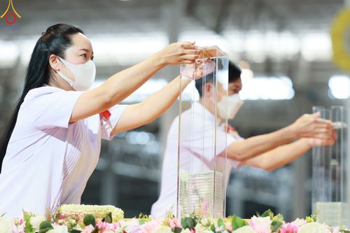 ภาพ No.83680:พิธีวางแผ่นจารึกชื่อและพิธีวางพวงมาลัยสักการะพระประธาน วันอาทิตย์ที่ 16 กรกฎาคม พ.ศ. 2566 ณ รัตนบัลลังก์ สภาธรรมกายสากล วัดพระธรรมกาย