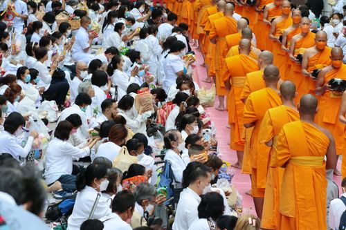 ภาพ No.69727:พิธีตักบาตรพระธรรมยาตราฯ ในโครงการธรรมยาตรากตัญญูบูชา มหาปูชนียาจารย์ พระมงคลเทพมุนี(สด จนฺทสโร) พระผู้ปราบมาร ปีที่ 11 ณ อนุสรณ์สถานลำดับที่ 1 สถานที่เกิดด้วยรูปกายเนื้อ อนุสรณ์สถานมหาวิหารพระมงคลเทพมุนี อ.สองพี่น้อง จ.สุพรรณบุรี
