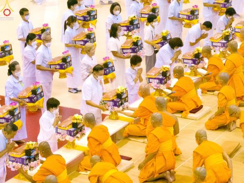 ภาพ No.84503:พิธีถวายผ้าอาบน้ำฝนและประทีปโคมไฟ ในวันอาสาฬหบูชา ณ ห้องแก้วสารพัดนึก 1 วัดพระธรรมกาย วันอังคารที่ 1 สิงหาคม พ.ศ. 2566